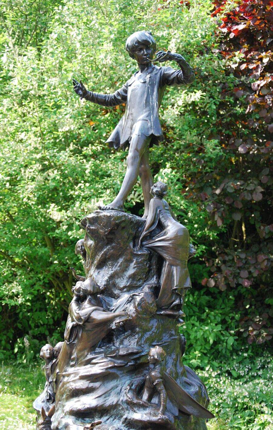 Peter Pan statue in daylight
